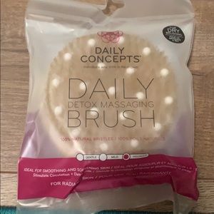 Daily concepts detox massaging brush